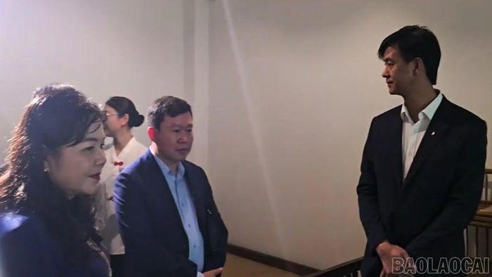 Đồng chí Phan Trung Bá, Phó Chủ tịch UBND tỉnh và các thành viên đoàn đã đến thăm Khu Di tích Nhà Kỷ niệm Cách mạng Hồng Nham.