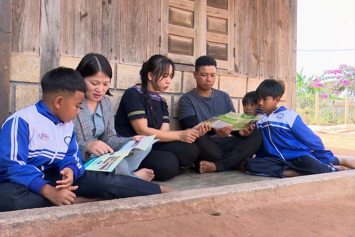 Chị K'My (áo đen, ở giữa) luôn gần dân, xây dựng khối đại đoàn kết trong Nhân dân. Ảnh: Quang Vũ