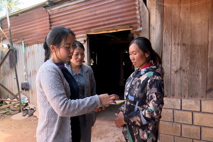 Chị K'My tích cực tuyên truyền, vận động bà con DTTS thôn Đa Huynh bỏ hủ tục, xây dựng đời sống mới. Ảnh: Quang Vũ