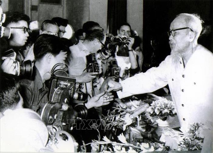 Chủ tịch Hồ Chí Minh gặp gỡ phóng viên các cơ quan báo chí trong và ngoài nước tại Thủ đô Hà Nội (5/1968). Ảnh: Tư liệu/TTXVN