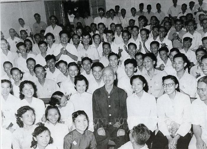 Tại Đại hội lần thứ III Những người viết báo Việt Nam, Chủ tịch Hồ Chí Minh căn dặn: “Cán bộ báo chí cũng là chiến sĩ cách mạng. Cây bút, trang giấy là vũ khí sắc bén của họ” (8/9/1962). Ảnh: Tư liệu/TTXVN