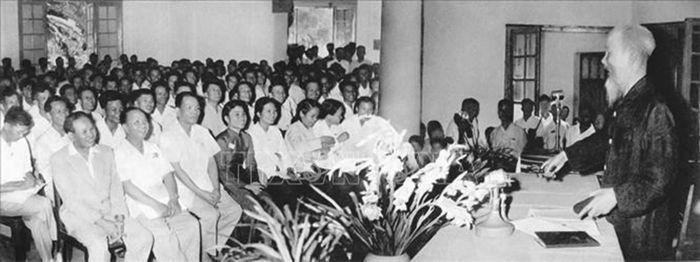 Tại Đại hội lần thứ III Những người viết báo Việt Nam, Chủ tịch Hồ Chí Minh căn dặn: “Cán bộ báo chí cũng là chiến sĩ cách mạng. Cây bút, trang giấy là vũ khí sắc bén của họ” (8/9/1962). Ảnh: Tư liệu TTXVN
