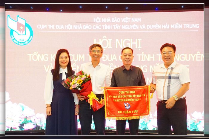 Hội Nhà báo tỉnh Lâm Đồng nhận cờ sau khi được chọn làm Cụm trưởng