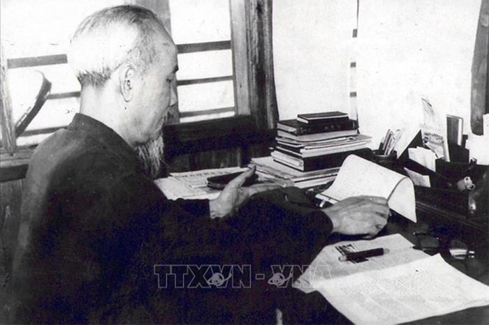 Trong suốt quá trình hoạt động cách mạng và trên cương vị người đứng đầu đất nước, Bác Hồ đã viết hàng nghìn bài báo với nhiều thể loại và bằng nhiều bút danh khác nhau. Trong ảnh: Bác Hồ làm việc tại tầng 2 Nhà sàn trong Phủ Chủ tịch, tháng 4/1960. Ảnh: Tư liệu TTXVN