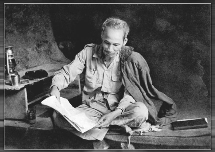Bác Hồ đọc báo ở chiến khu Việt Bắc (Năm 1951). Ảnh: Tư liệu TTXVN