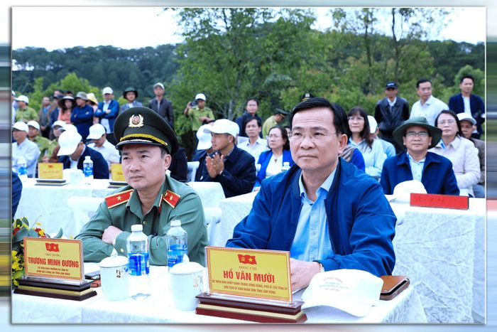 Đồng chí Hồ Văn Mười, Ủy viên Ban Chấp hành Trung ương Đảng, Phó Bí thư Tỉnh ủy, Chủ tịch UBND tỉnh và các đại biểu dự buổi lễ