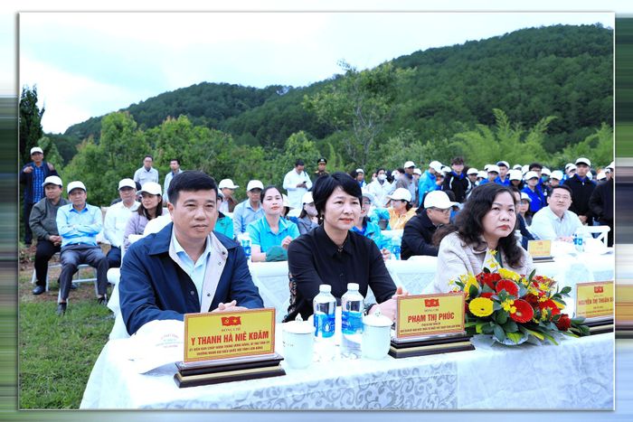 Các đồng chí: Y Thanh Hà Niê Kđăm, Ủy viên Ban Chấp hành Trung ương Đảng, Bí thư Tỉnh ủy, Trưởng Đoàn ĐBQH tỉnh; Phạm Thị Phúc, Phó Bí thư Tỉnh ủy, Chủ tịch Ủy ban MTTQ Việt Nam tỉnh và các đại biểu dự buổi lễ