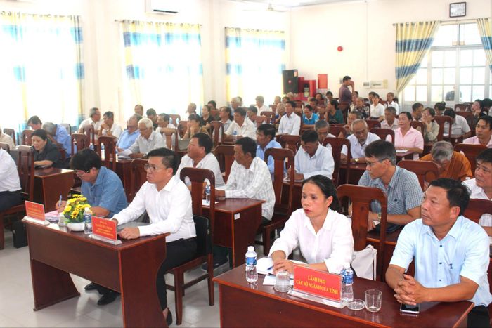 Lãnh đạo chính quyền địa phương và đông đảo cử tri tham gia buổi tiếp xúc