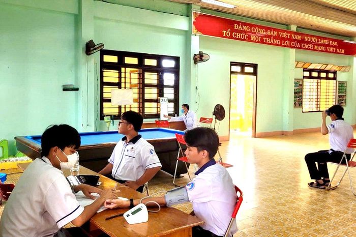 Khám sức khỏe cho học sinh tại Trường THPT Ngô Quyền (Đặc khu Phú Quý)