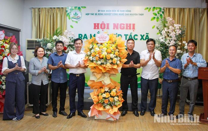 Lãnh đạo Liên minh HTX tỉnh tặng hoa chúc mừng HTX nông nghiệp công nghệ cao xã Nam Hồng.