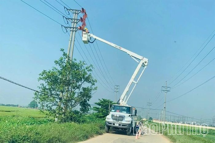 Đội Hotline, Công ty Điện lực Phú Thọ làm việc dưới điều kiện thời tiết khắc nghiệt để đảm bảo cung ứng điện an toàn.