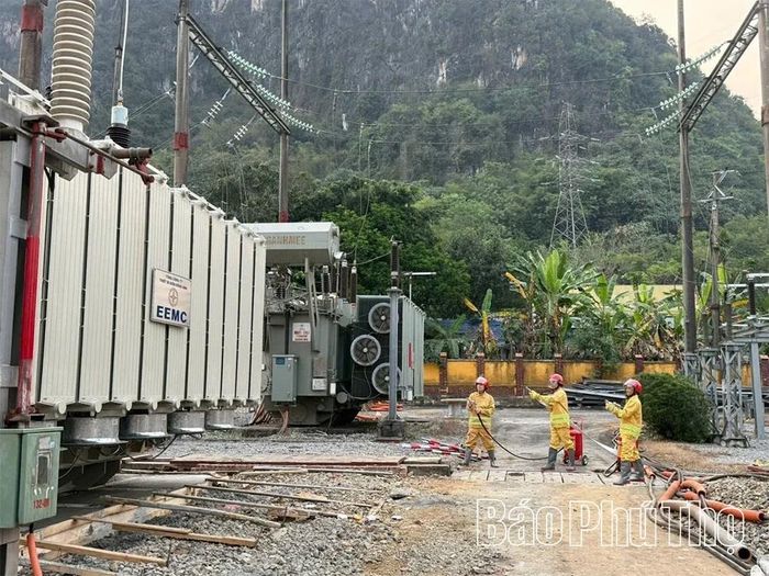 Đóng điện thuộc dự án Nâng công suất MBA T2 TBA 110kV Hòa Bình.