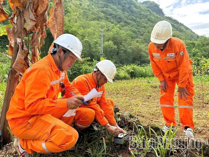 Nhân viên Đội Quản lý Điện lực khu vực Mai Châu làm việc tại hiện trường, nhanh chóng khắc phục sự cố, đảm bảo điện được cung ứng ổn định, thông suốt.
