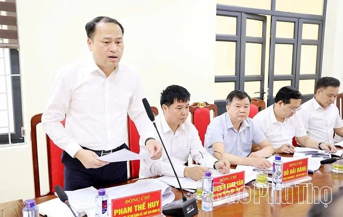 Bí thư Đảng ủy, Chủ tịch HĐND xã Liên Châu Phan Thế Huy báo cáo, làm rõ hơn những kết quả thực hiện 4 chuyên đề.