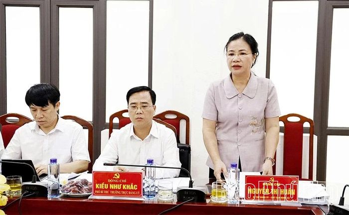 Bí thư Đảng ủy, Chủ tịch HĐND xã Nguyệt Đức Nguyễn Thị Huấn giải trình, làm rõ thêm một số nội dung Đoàn giám sát số 6 đề ra.