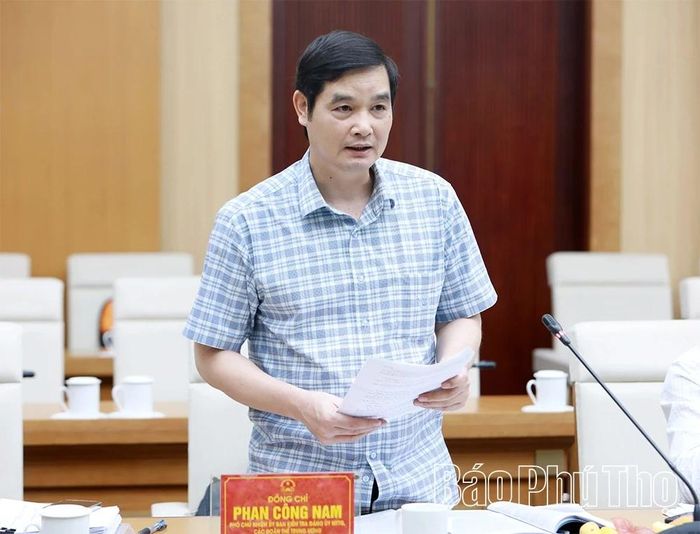Thành viên đoàn kiểm tra, giám sát phát biểu đề nghị các sở, ngành làm rõ một số nội dung.