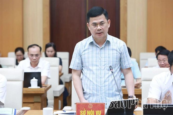 Giám đốc Sở Nội vụ Trần Việt Cường báo cáo kết quả thực hiện một số nhiệm vụ trọng tâm.