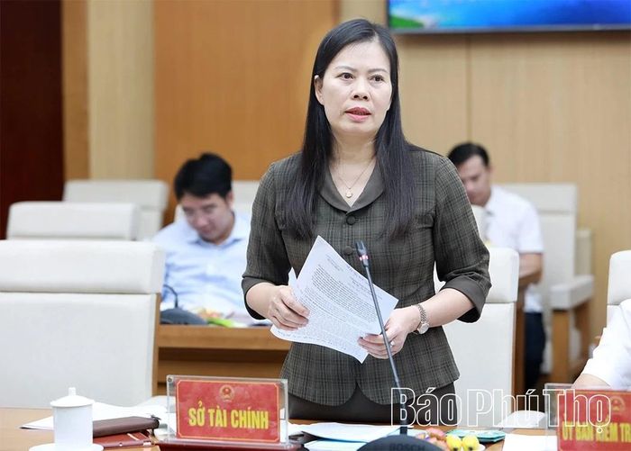 Giám đốc Sở Tài chính Vương Thị Bẩy báo cáo kết quả thực hiện mục tiêu tăng trưởng kinh tế hai con số.