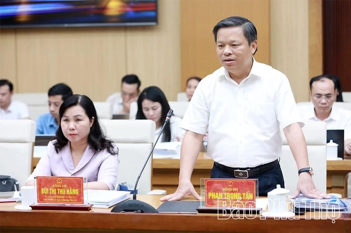 Đồng chí Phó Chủ tịch UBND tỉnh Phan Trọng Tấn phát biểu tại hội nghị.