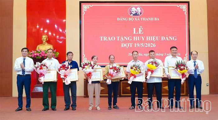 Các đồng chí lãnh đạo xã trao tặng Huy hiệu Đảng cho các đảng viên.