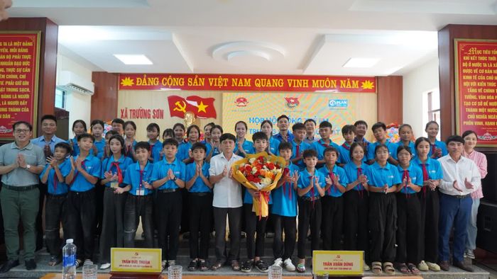 Hội đồng trẻ em xã Trường Sơn chụp hình lưu niệm cùng các đại biểu - Ảnh: H.T
