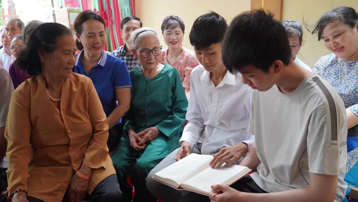 Các thế hệ dòng họ Nguyễn Thế làng Lộc An tự hào về danh nhân Nguyễn Thế Trực và “Sứ trình thi tập” - Ảnh: M.Nhân