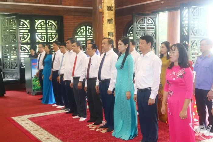 Hằng năm có từ 75.000 đến 80.000 lượt cán bộ, nhân dân, du khách đến dâng hương tại Nhà tưởng niệm Chủ tịch Hồ Chí Minh.