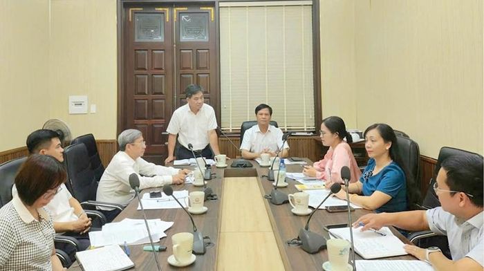 Phó Chủ tịch HĐND thành phố Lương Bảo Toàn phát biểu chỉ đạo tại một buổi thẩm tra. Ảnh: Thanh Vân