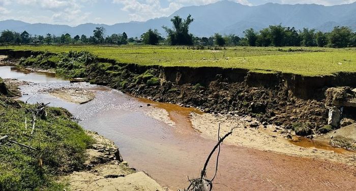 Mưa lũ lớn trong những tháng cuối năm 2025 đã gây sạt lở dọc bờ sông, suối trên địa bàn xã A Lưới 4 