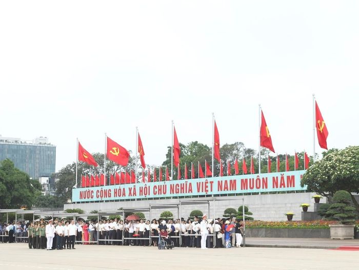 Từng dòng người xếp hàng ngay ngắn vào Lăng viếng Bác, mang theo tình cảm biết ơn và lòng kính yêu sâu sắc đối với Người.