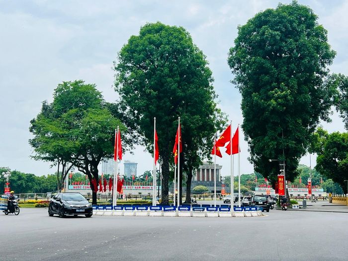 Khu vực Quảng trường Ba Đình cũng rực rỡ cờ hoa.
