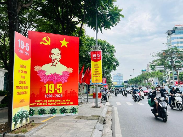Trên nhiều tuyến phố của Thủ đô Hà Nội, sắc đỏ của pano, áp phích và cờ hoa rực rỡ chào mừng ngày sinh nhật Bác.