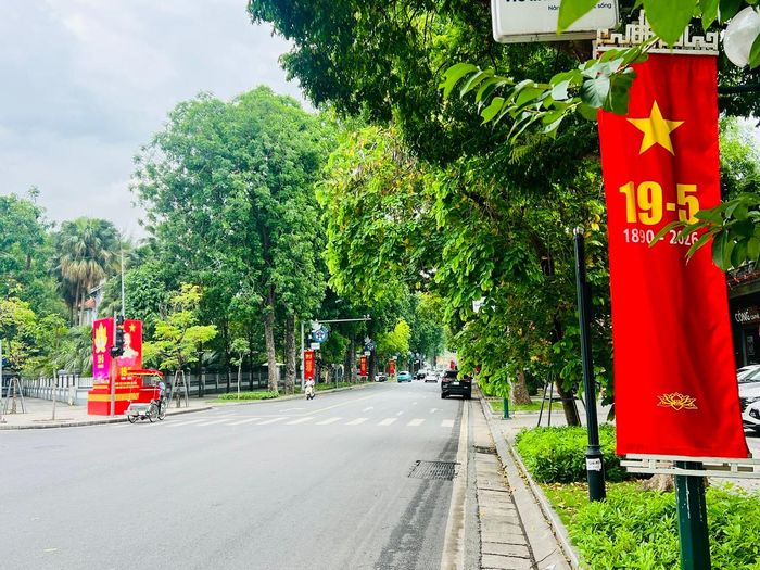 Những lá cờ đỏ sao vàng tung bay trên các tuyến đường hướng về Lăng Bác.