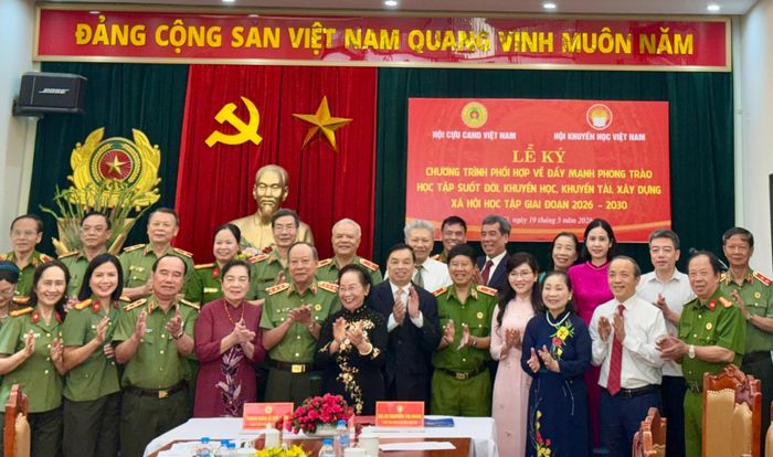 Thượng tướng Lê Quý Vương, GS.TS Nguyễn Thị Doan cùng các đại biểu chụp ảnh lưu niệm tại buổi lễ.