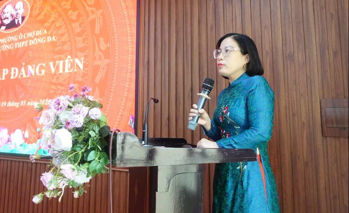 Phó Bí thư Thường trực Đảng ủy phường Ô Chợ Dừa - đồng chí Lê Ngọc Hân phát biểu tại Lễ kết nạp Đảng viên mới tại Trường THPT Đống Đa
