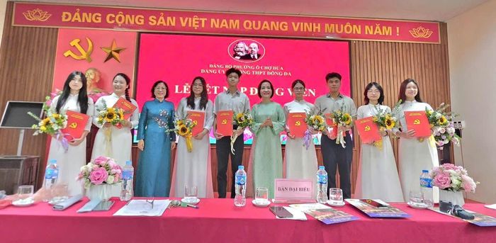 Đồng chí Lê Ngọc Hân, Phó Bí thư Thường trực Đảng ủy phường Ô Chợ Dừa cùng Bí thư Đảng ủy, Hiệu trưởng Trường THPT Đống Đa, nhà giáo Trần Thị Bích Hợp chúc mừng các đảng viên mới