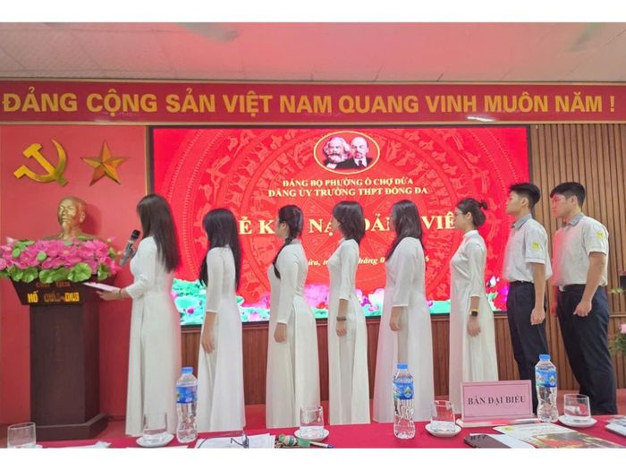 8 đảng viên mới, là học sinh lớp 12 Trường THPT Đống Đa tuyên thệ trong Lễ kết nạp Đảng viên mới