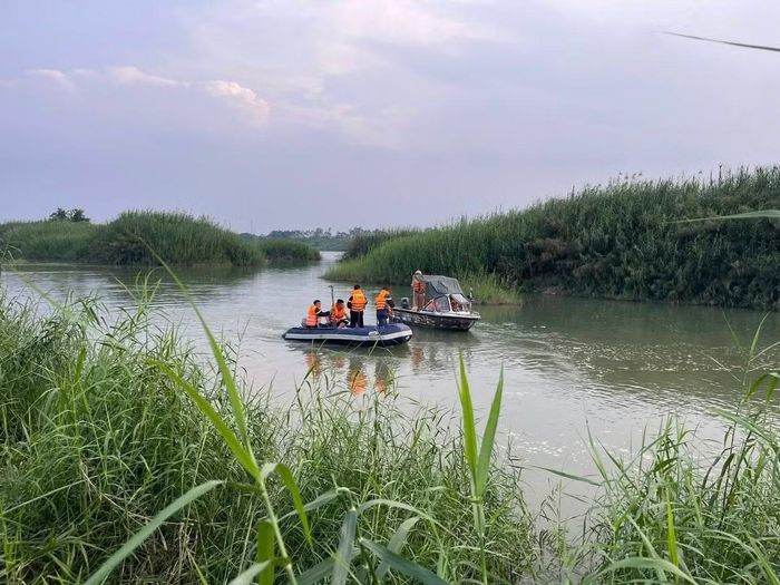 Sau khoảng 1 tiếng triển khai công tác tìm kiếm, cứu nạn lực lượng chức năng Công an tỉnh Phú Thọ phối hợp cùng ông Trương Hữu Khoa đã tìm thấy 5 thi thể các cháu học sinh.