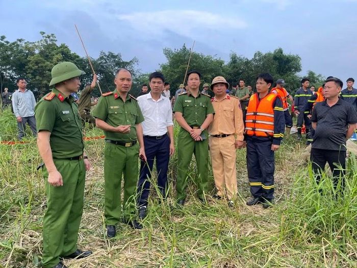 Đại tá Tạ Đức Diễn, Phó Giám đốc Công an tỉnh Phú Thọ có mặt tại hiện trường chỉ đạo công tác cứu nạn.