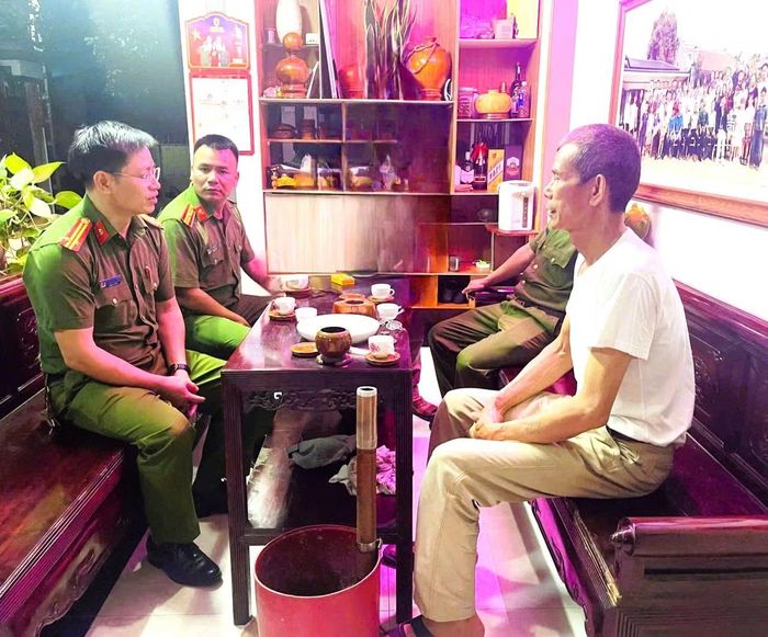 Ông Nguyễn Công Trừng, bố cháu N.C.Tr tâm sự về cậu con trai chăm ngoan, hiểu chuyện với Công an xã Sông Lô.