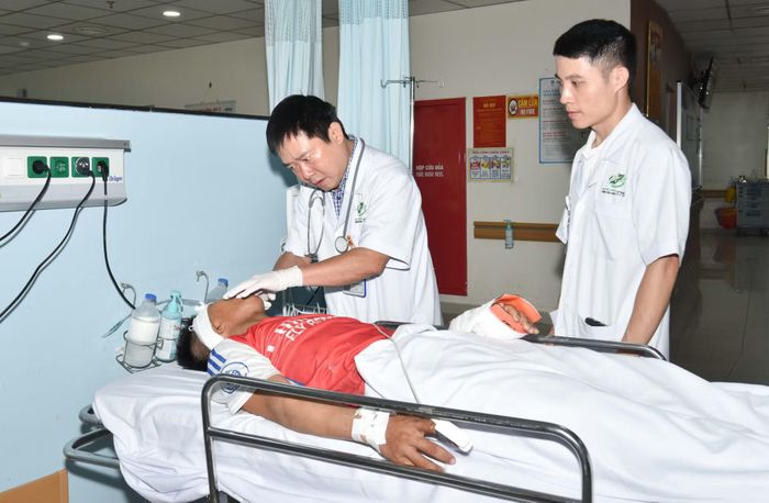 Tại Khoa Cấp cứu, 2 bệnh nhân tiếp tục được tầm soát các tổn thương rồi hội chẩn bệnh viện để đưa ra các hướng điều trị tiếp theo.