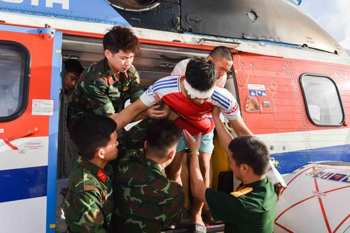 Hai bệnh nhân được đưa xuống từ máy bay trực thăng.