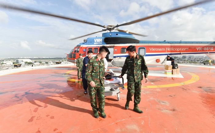 Và nhanh chóng đưa xuống Bệnh viện Quân y 175 chữa trị.