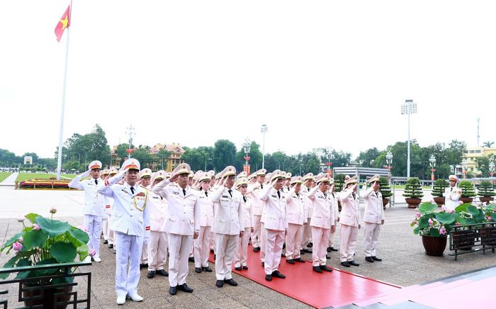 Đoàn đại biểu Đảng ủy Công an Trung ương, Bộ Công an bày tỏ lòng thành kính, biết ơn vô hạn trước những công lao to lớn của Chủ tịch Hồ Chí Minh.