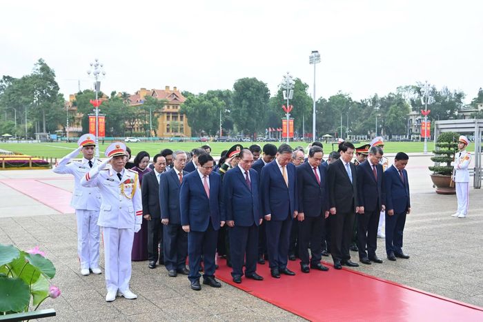  Tổng Bí thư, Chủ tịch nước Tô Lâm và Đoàn đại biểu thành kính tưởng nhớ công lao to lớn của Chủ tịch Hồ Chí Minh đối với sự nghiệp cách mạng của Đảng và dân tộc ta. 