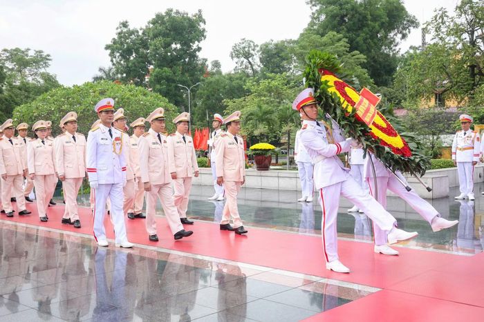 Đoàn đại biểu Đảng ủy Công an Trung ương, Bộ Công an đã đến đặt vòng hoa tưởng niệm các Anh hùng liệt sĩ.