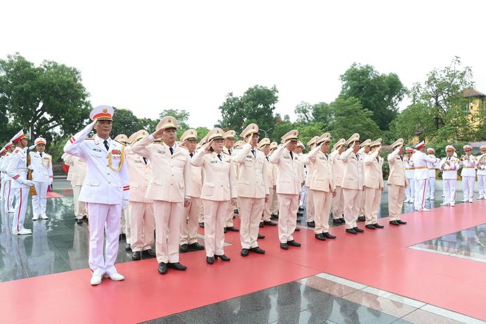 Đoàn đại biểu Đảng ủy Công an Trung ương, Bộ Công an bày tỏ lòng tưởng nhớ những người con ưu tú của dân tộc.