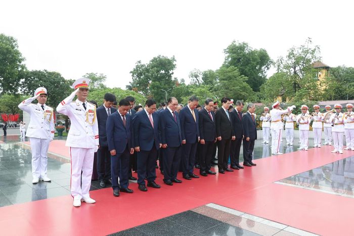 Tổng Bí thư, Chủ tịch nước Tô Lâm và Đoàn đại biểu tưởng nhớ các Anh hùng liệt sĩ.