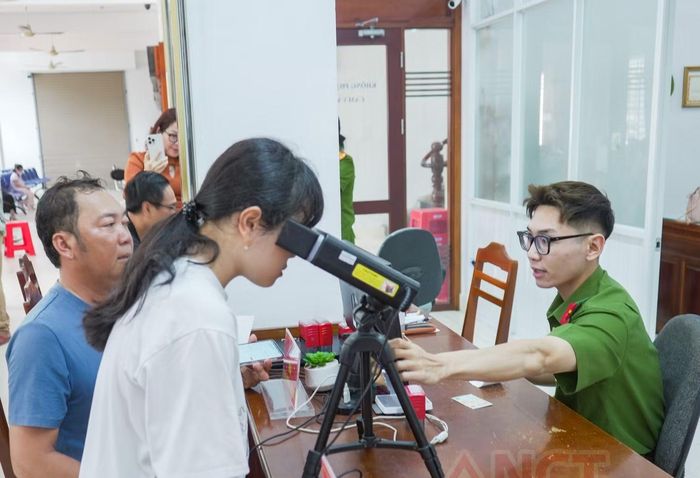 Phòng CSQLHC về TTXH Công an TP Cần Thơ thu nhận hồ sơ làm căn cước cho trẻ em (ảnh CATP Cần Thơ cung cấp).