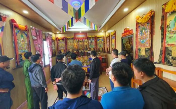 Cơ quan điều tra tiến hành khám xét nơi thờ tự của cặp vợ chồng Tuấn và Nhớ.